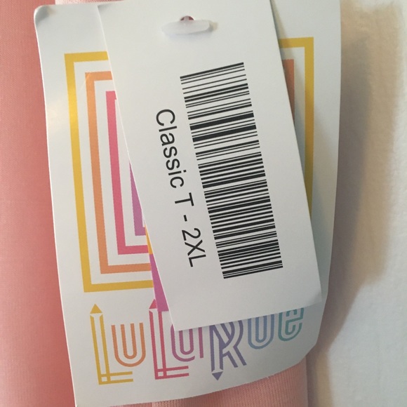 NEW WITH TAGS LULAROE CLASSIC T SHIRT - Picture 3 of 5